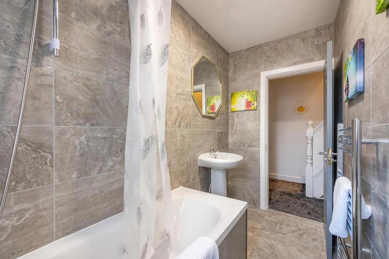 *Rd12S* For Your Most Relaxed & Cosy Stay + Free Parking + Free Fast Wifi * Leeds  0*, Leeds (West Yorkshire)